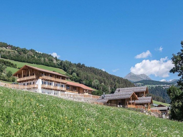 Zájezd Dilia Dolomites - Chalets & Appartements ****+ - Jižní Tyrolsko - Dolomity / Mühlbach - Záběry místa