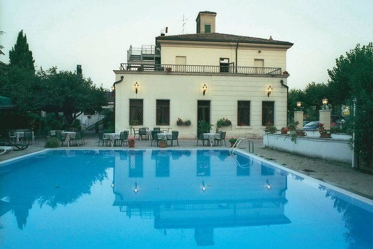 Zájezd Dogana *** - Lago di Garda a Lugáno / Sirmione - Bazén
