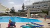 Themis Beach - bazén a terasy hotelu