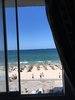 Pohled na pláž z okna pokoje