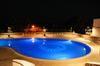 Hotelový bazén večer