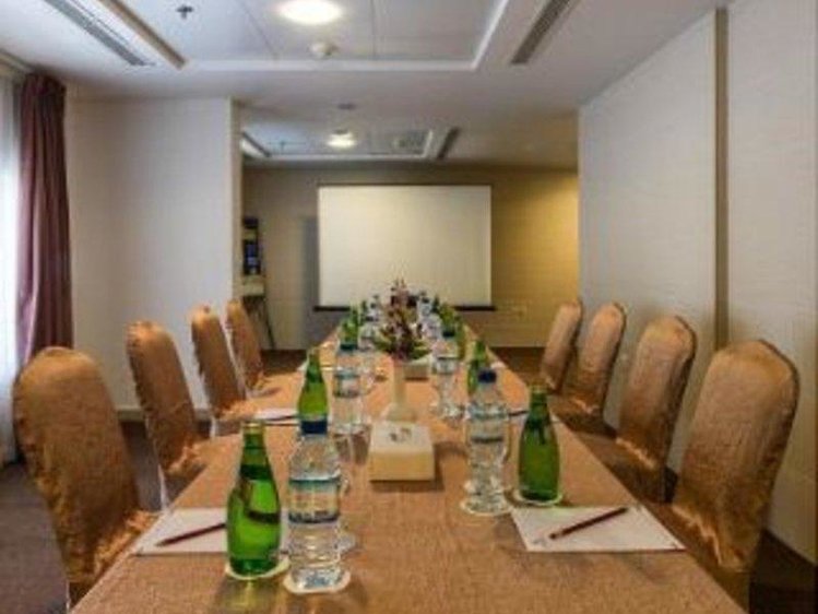 Zájezd Executive Suites Abu dhabi **** - S.A.E. - Abú Dhabí / Abu Dhabi - Konferenční místnost