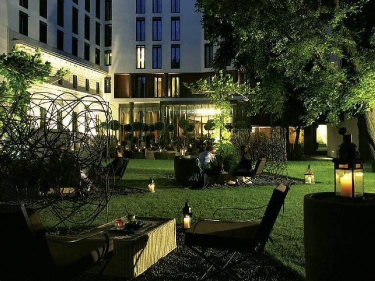 Zájezd BVLGARI Hotel Milano ***** - Lombardie / Milán - Zahrada